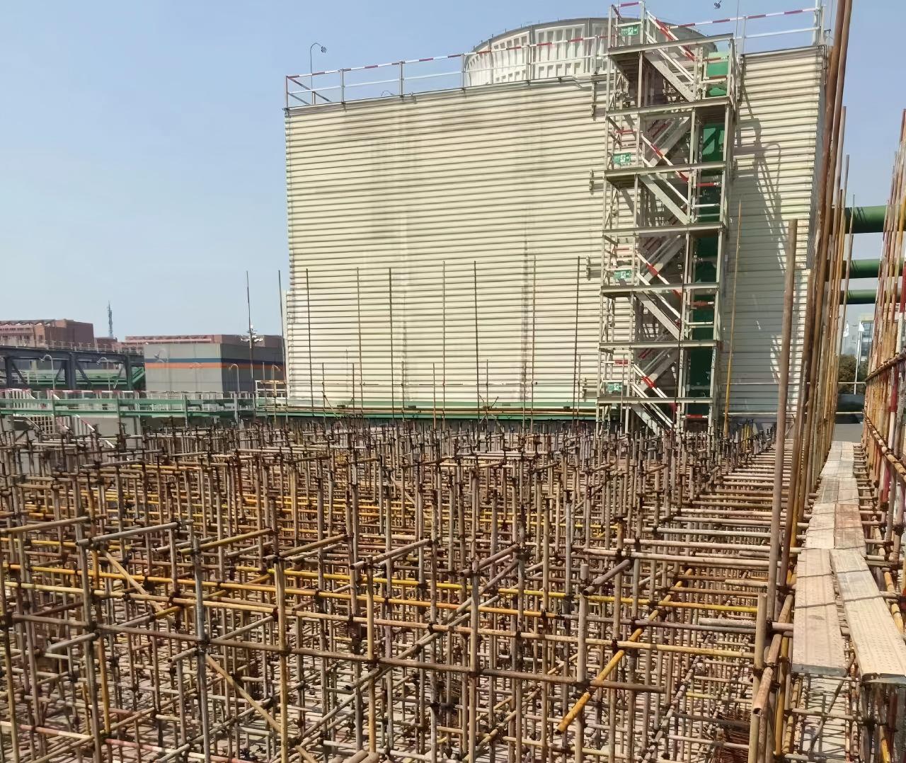 冷卻塔填料風化導致的效率崩塌：深度揭秘老化機理、系統危害與全周期預防治理體系