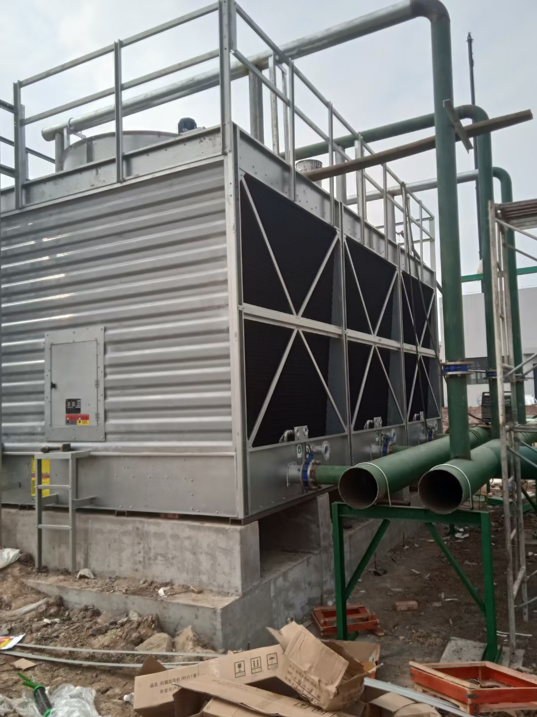 <strong>工業冷卻系統節水防線重構：深度解析冷卻塔收水器失效了如何維修更換的</strong>