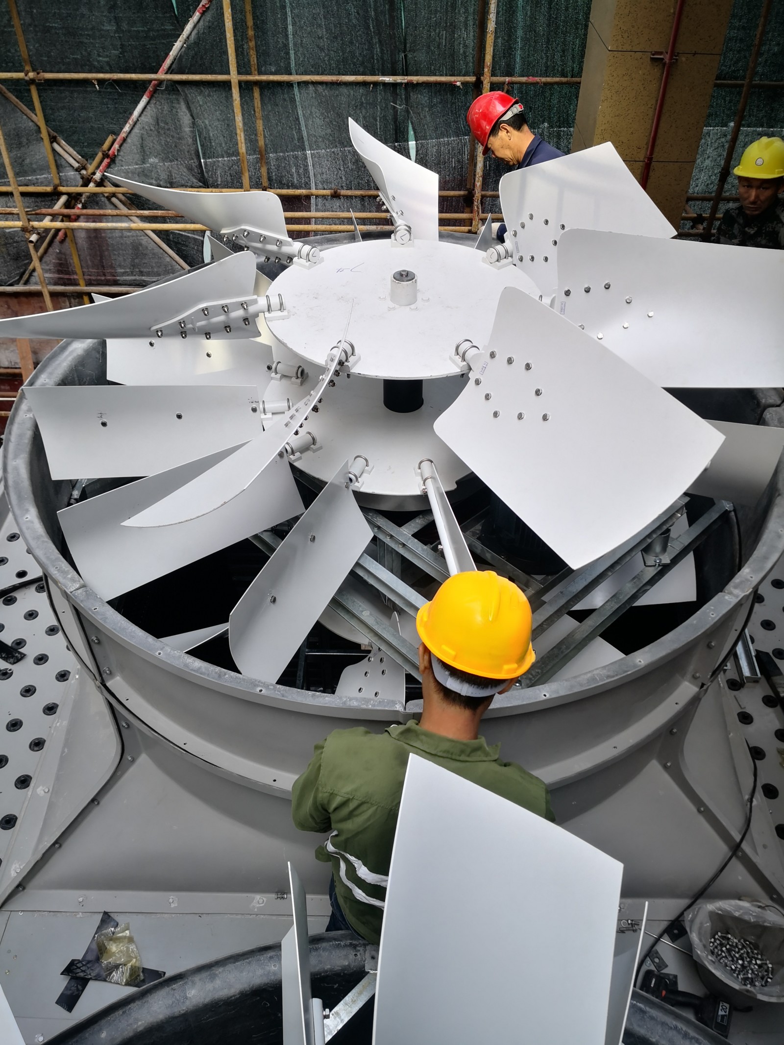 <strong>工業布水系統精準復原指南：深度解析冷卻塔噴頭脫落維修更換的結構力學</strong>