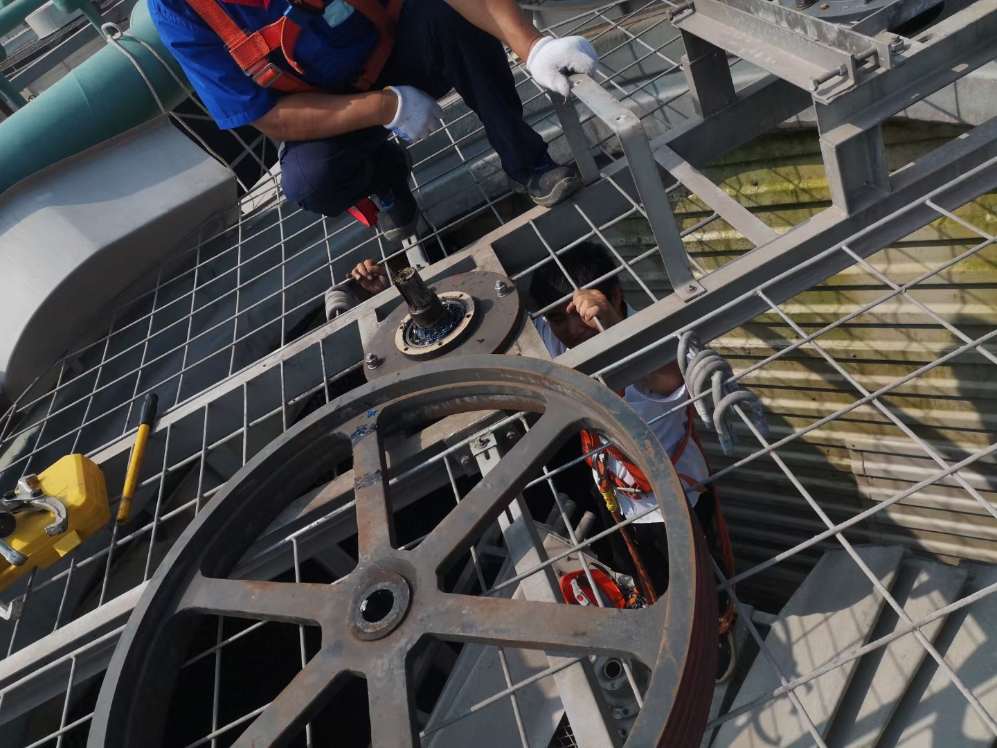 <strong>城市聲學環境治理與工業靜謐空間重構：深度解析靜音冷卻塔維修更換的聲</strong>