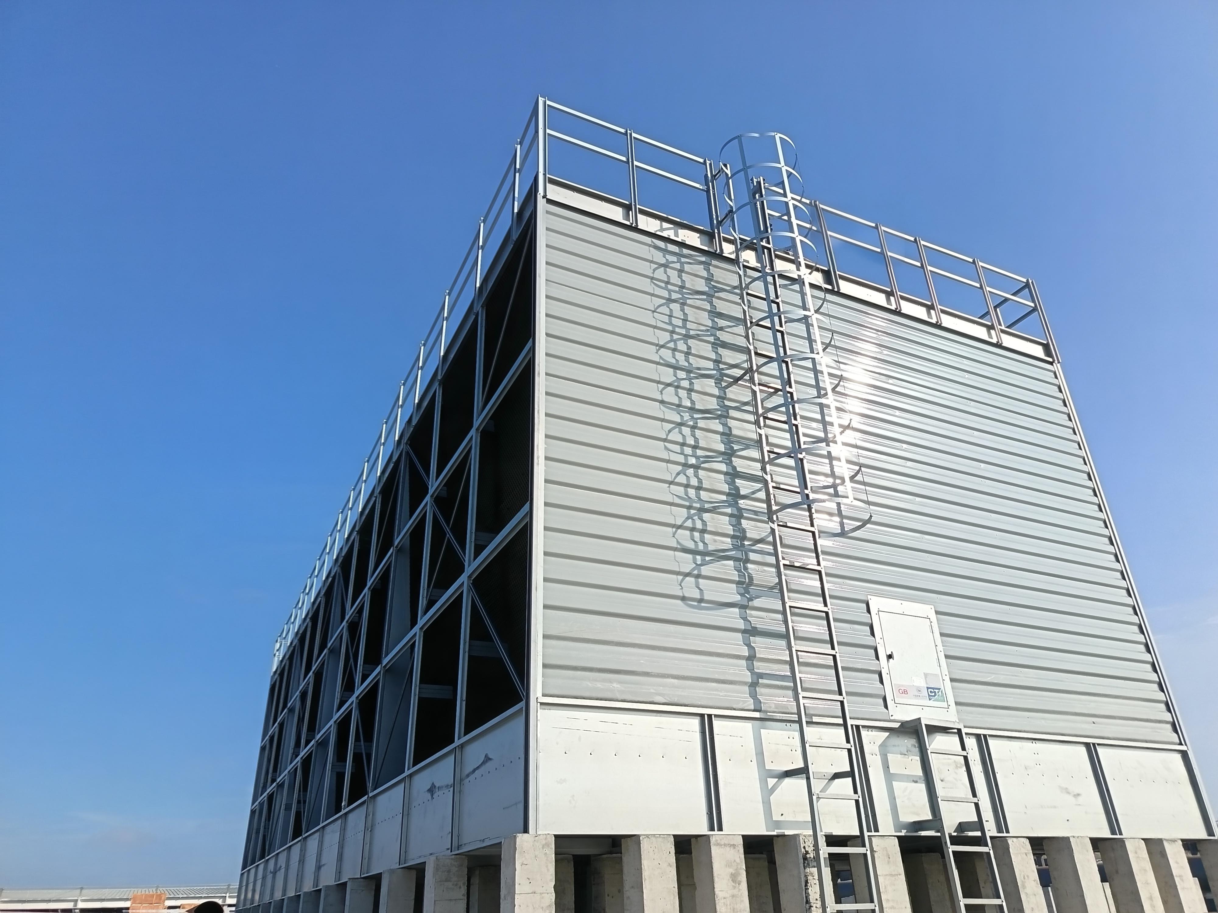 <strong>藻類爆發(fā)的化學防御戰(zhàn)：深度解析怎么樣添加藥劑能防止冷卻塔填料滋生藻</strong>