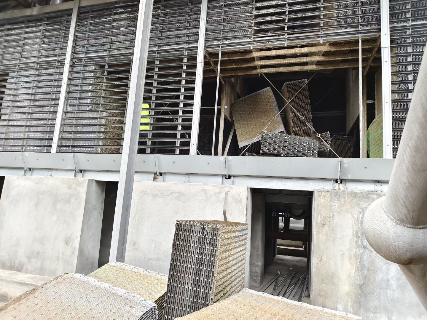 <strong>工業冷卻系統“心臟匹配”決策指南：深度解析冷卻塔是怎么選型的熱力學</strong>