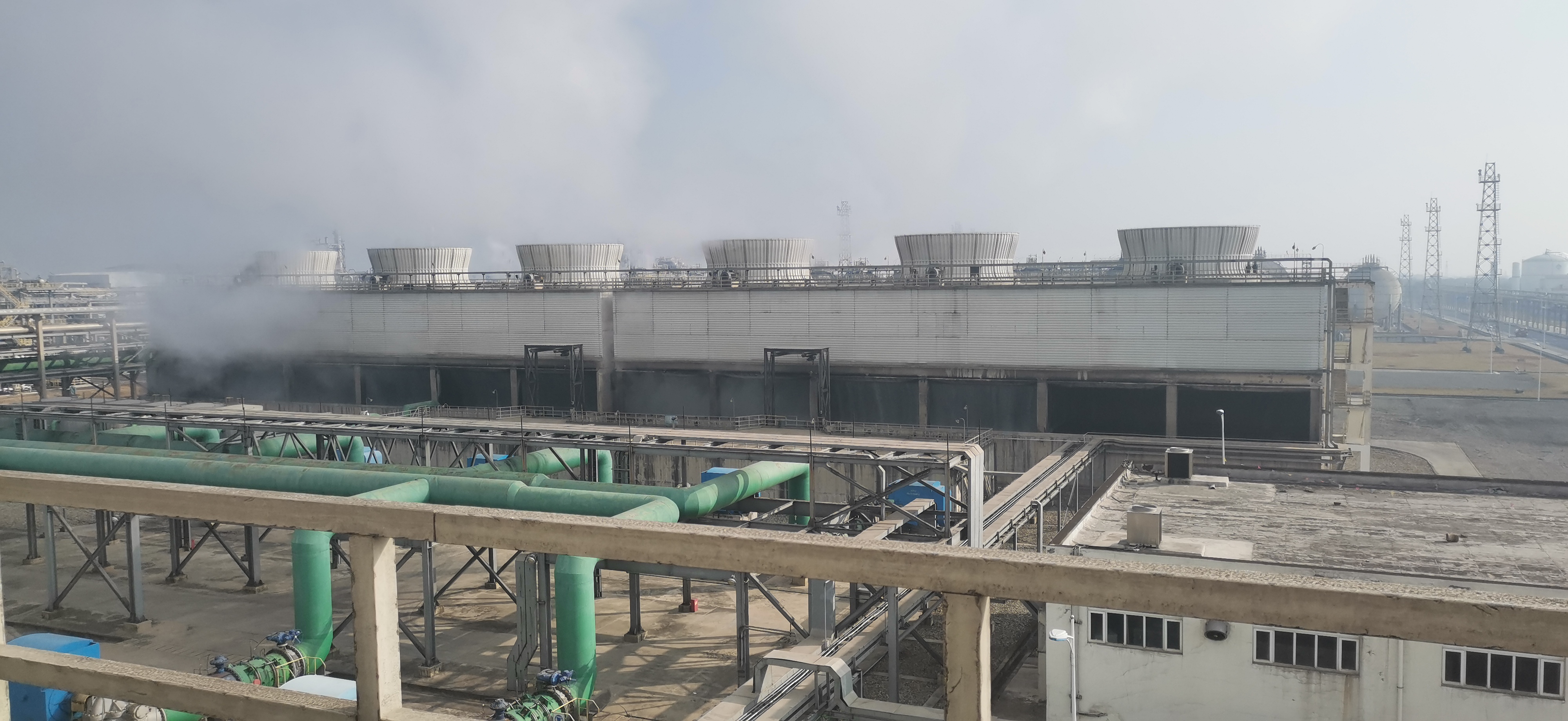 <strong>冷卻塔填料冬季防凍：冰封危機(jī)下的材質(zhì)保護(hù)與流體動(dòng)力學(xué)應(yīng)對(duì)策略</strong>