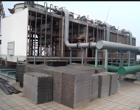 <strong>工業(yè)冷卻系統(tǒng)水質安全屏障：冷卻塔填料更換如何保護水池與冷卻塔填料更換</strong>